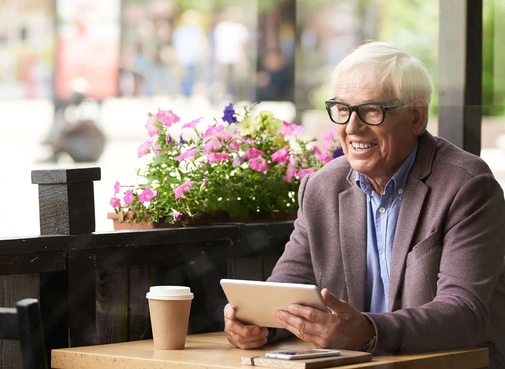 A man enjoying using the superGold app at a cafe